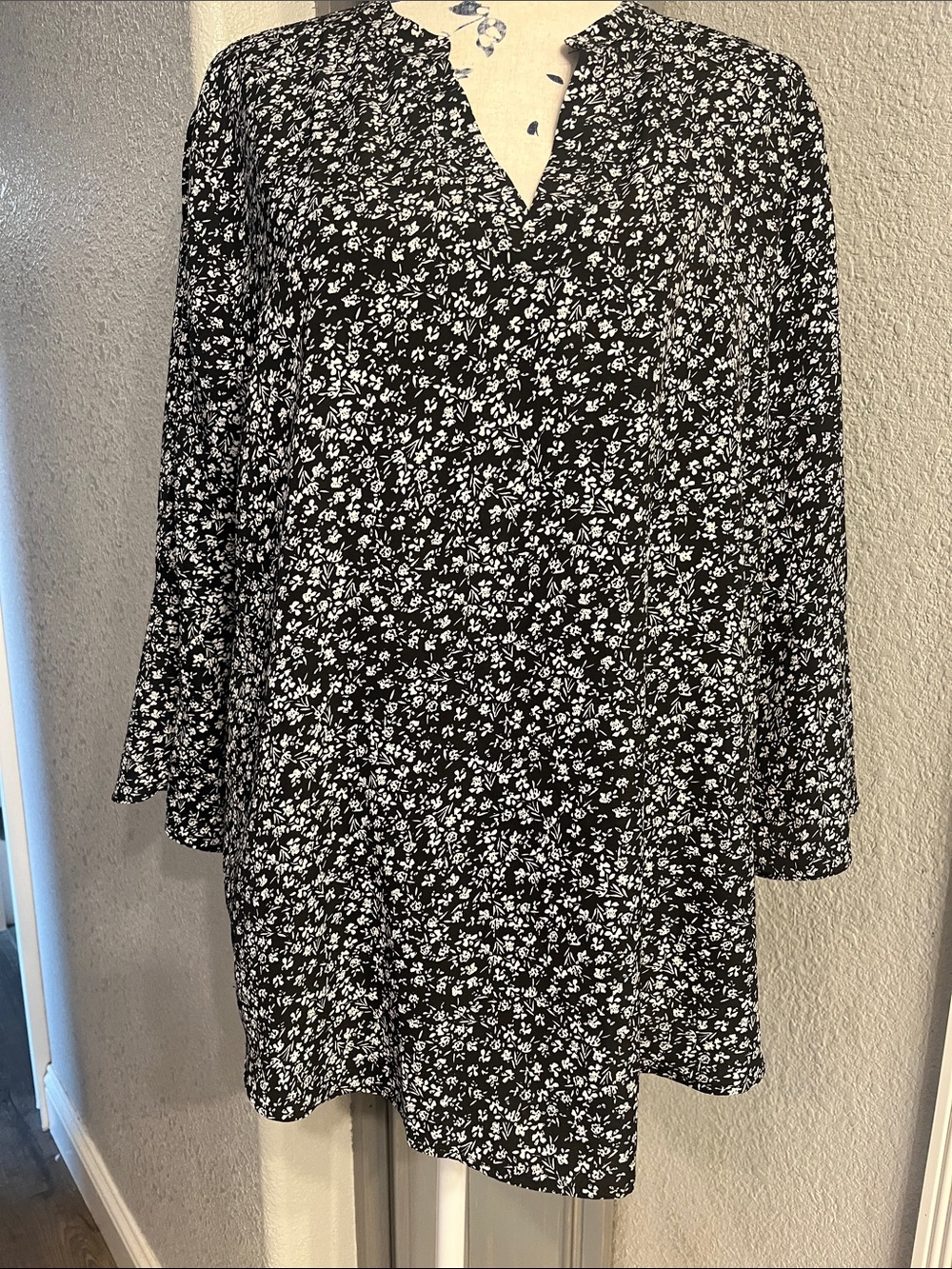 Black Floral V-Neck Long Sleeve Blouse
